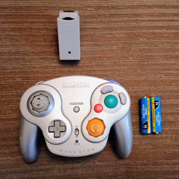 Nintendo GameCube WaveBird Controller - Silver and Gray - Picture 1 of 3